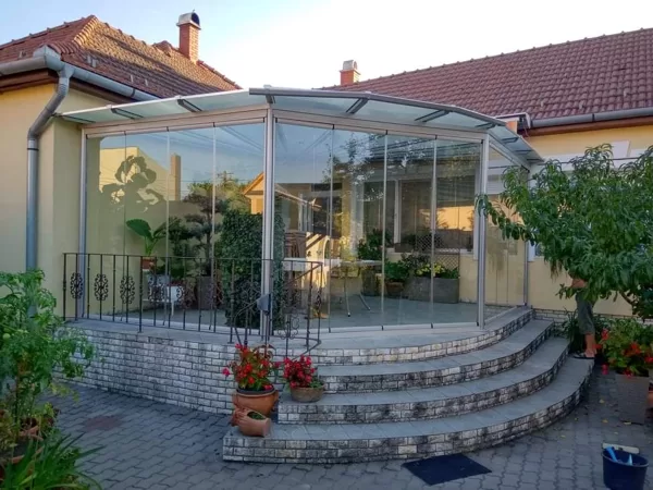 íves teraszbeépítés, egyedi teraszkialakítás, üvegtető, üvegterasz