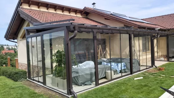 Eltolható üvegterasz rendszer + üveg teraszfedés /színterezett alu profilok/